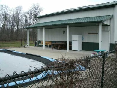 Swimming Pool/Hot Tub/Sauna POLL AND PICNIC AREA