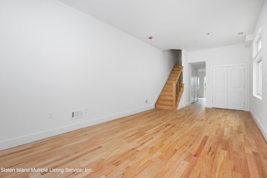 (3) LIVING ROOM