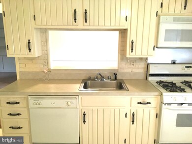 7431 Convair Dr, Alexandria, VA 22306 - photo 4