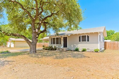 304 Franklin St, Cleburne, TX 76033 - photo 4