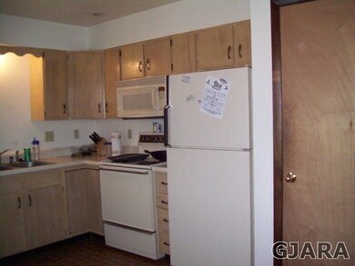 Kitchen W/ Pantry Closet