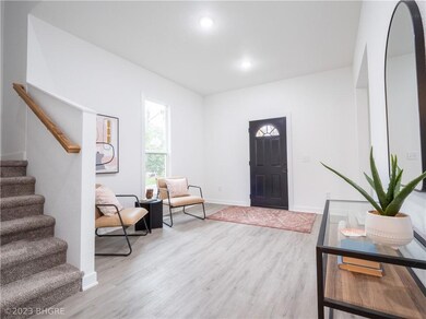 323 W 2nd St S, Newton, IA 50208 - photo 2