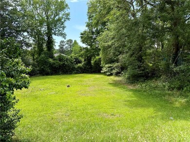 View of grassy yard