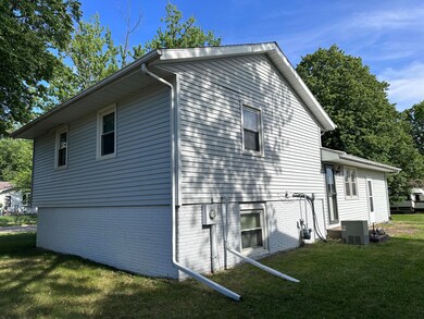 5442 N Howell St, Davenport, IA 52806 - photo 4
