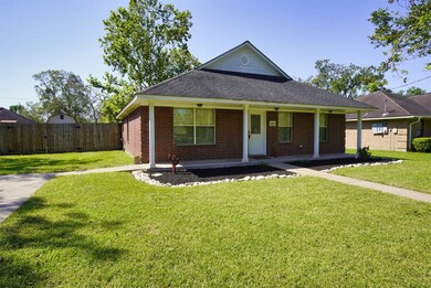 305 Travis St, Brazoria, TX 77422 - photo 2