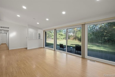 2380 Klingensmith Rd, Bloomfield Hills, MI 48302 - photo 4