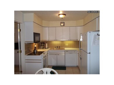 Another view of kitchen...spotless!