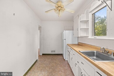 724 E Broad St, Quakertown, PA 18951 - photo 7