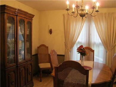 Dining Room. PERFECT FOR ENTERTAINING.