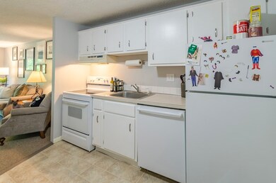 98 Pemberton St unit 34, Dracut, MA 01826 - photo 4