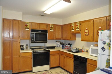 12602 Kempston Ln unit 7-72, Woodbridge, VA 22192 - photo 2