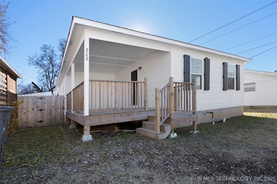 525 W Clay St, Chouteau, OK 74337 - photo 3