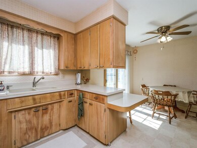 111 Patricia Ln NW, Cedar Rapids, IA 52405 - photo 6