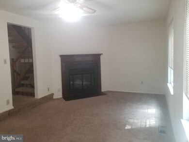 8653 Bent Arrow Ct, Springfield, VA 22153 - photo 5