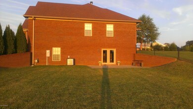 247 Sunray Dr, Shepherdsville, KY 40165 - photo 4