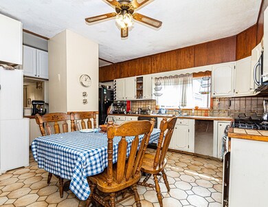 98 Margin St, Salem, MA 01970 - photo 4