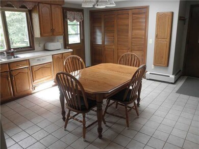 Kitchen. Laundry Area Behind Louvre Doors!