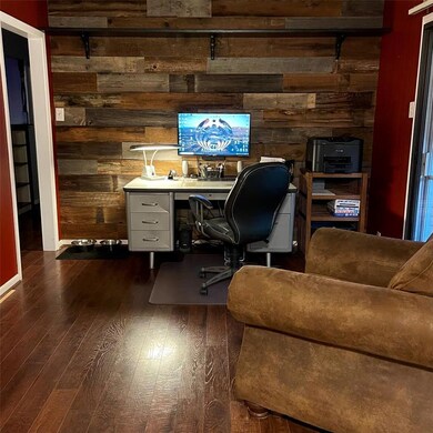 1302 Lynwood St, Gainesville, TX 76240 - photo 4