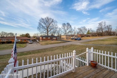 5902 Colebrooke Ln, Louisville, KY 40219 - photo 5