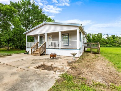 555 Avenue J, Alvin, TX 77511 - photo 3