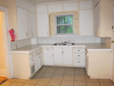 Kitchen, 937 Austin