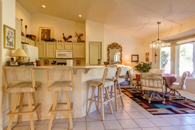 Breakfast Bar & Dining Area