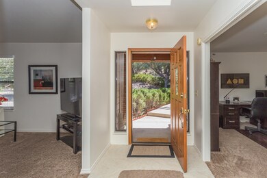 Laurel - Foyer
