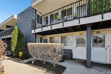 4 Wyndover Woods Ln unit 12, White Plains, NY 10603 - photo 2