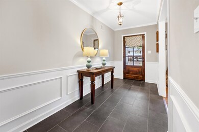 Entryway with crown molding