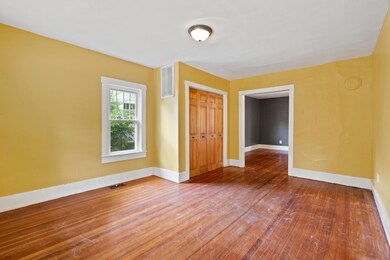MAIN ROOM - WITH CLOSET