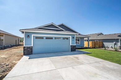 987 Stonewater Dr, Eagle Point, OR 97524 - photo 2