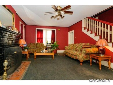 Large Livingroom with Gas Logs