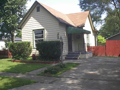 208 W 2nd St, Auburn, IN 46706 - photo 2