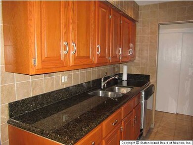 19 Donna Ct unit 6, Staten Island, NY 10314 - photo 5