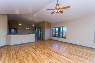 004_Living Room
