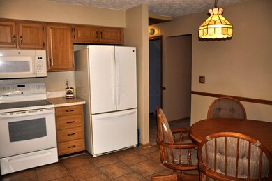 kitchen w eating area