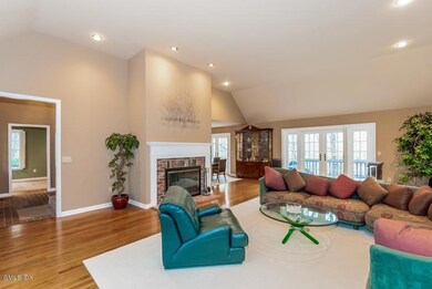 009-Living_Room-979094-mls