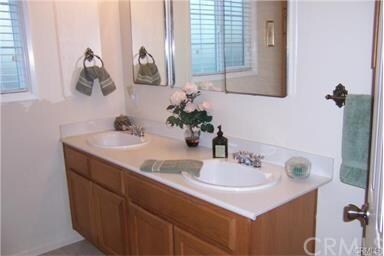 Bathroom w dual sinks