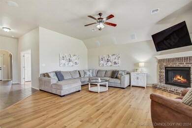 2103 E 132nd Place S, Bixby, OK 74008 - photo 6