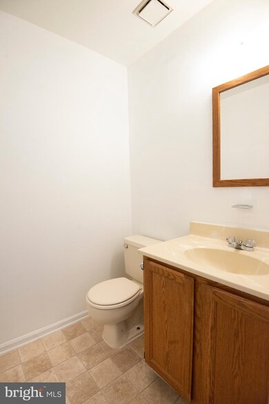 811 Treetop Ln, Norristown, PA 19403 - photo 5