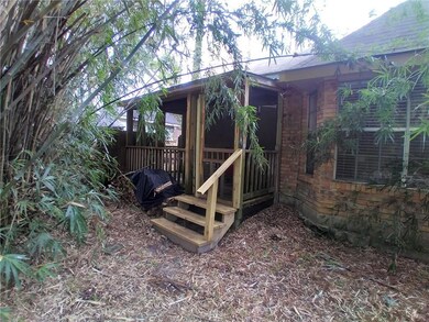 Screened patio puts you in 