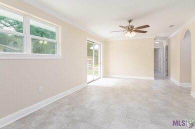 Kitchen/dining combo