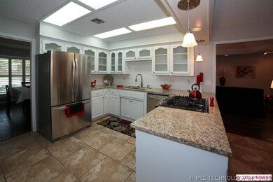 2541 Regency Rd, Bartlesville, OK 74006 - photo 3