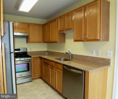 8201 Crossbrook Ct unit 201, Lorton, VA 22079 - photo 3