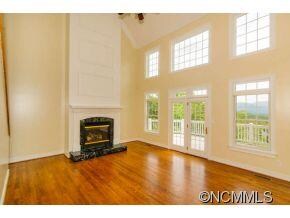 Spacious Living Room Mtn Views
