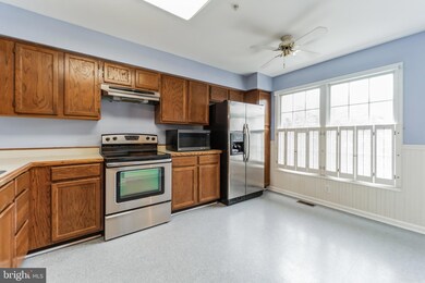 9318 Kendal Cir, Laurel, MD 20723 - photo 4