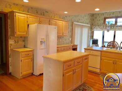 6121 SW 39th St, Topeka, KS 66610 - photo 7