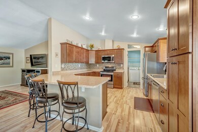 06 - Huge Kitchen with eat in counter