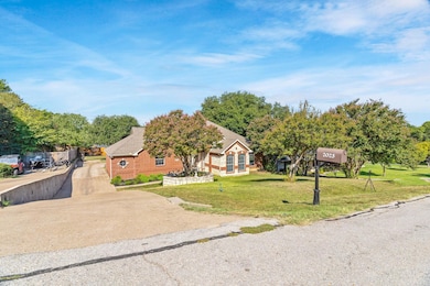 View of front of property featuring a front yard