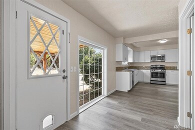 301 Longmire St NW, Yelm, WA 98597 - photo 5